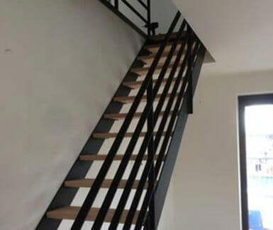 trap plaatsen met zwarte metalen leuning